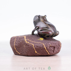 Фигурка Лягушонок на камне, исинская глина, 7 см