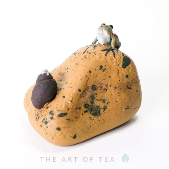 Чайная фигурка Лягушка на камне, глина