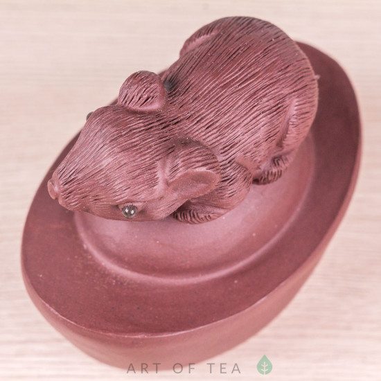 Фигурка Мышка на орехе #2, исинская глина, 7 см