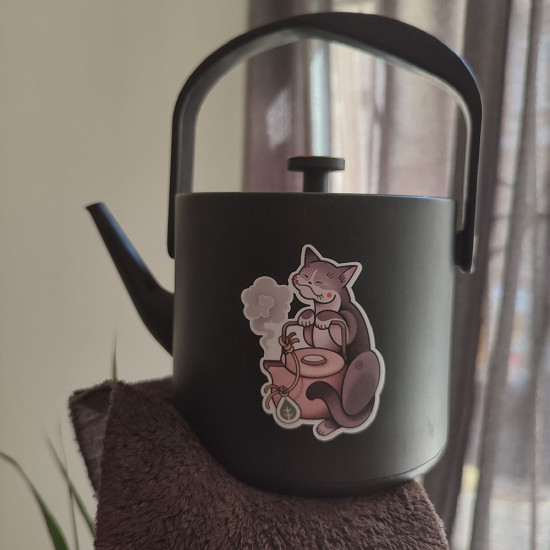 Чайный стикер «Добродушный чёрный кот»
