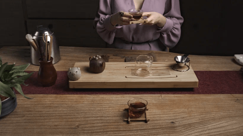 Чайная сцена, выступает посуда, чай, человек и... инструменты