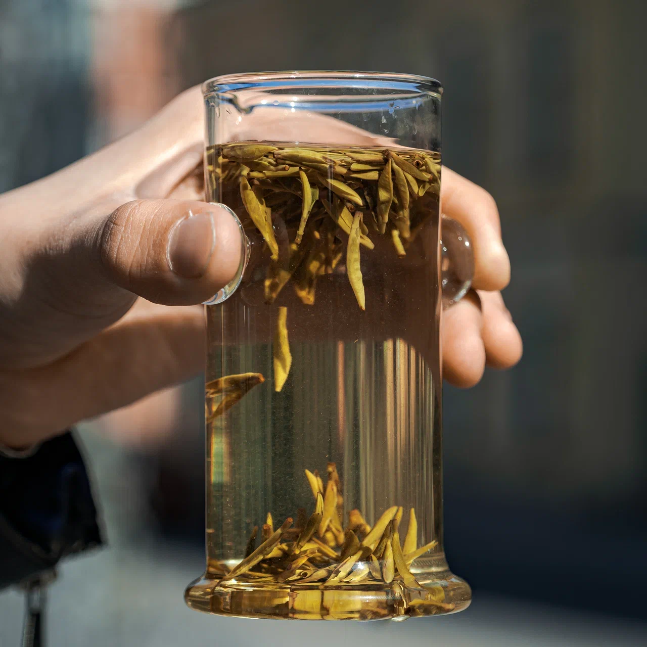 Жёлтый чай в стакане